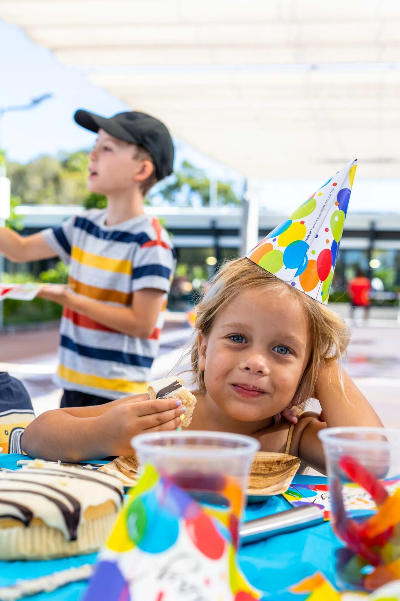 Little-Moments-Birthdays-Girl-eating-smiling-XXX-2305-Miami-WebRes-P2057-0800
